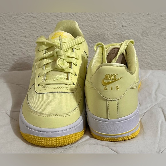 EUC Nike Air Force 1 LV8 GS Citron Tint Yellow Boy shoes size 6 (6 Big Kid) - Picture 4 of 10